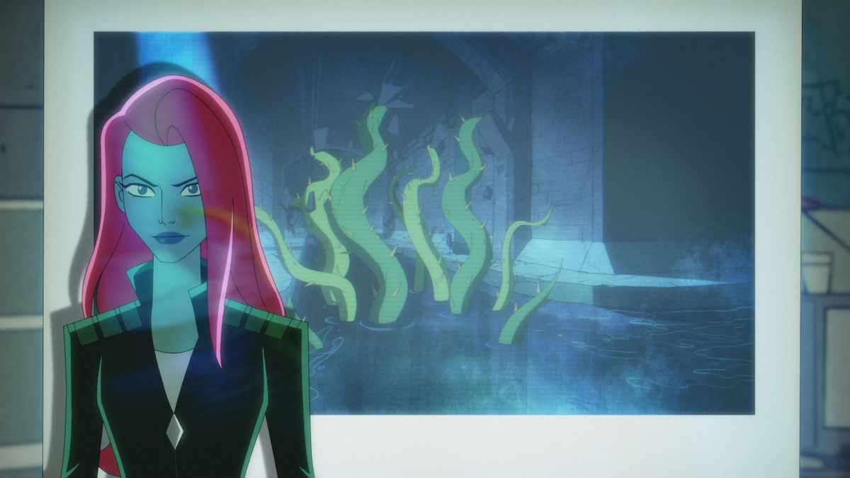 Poison Ivy si trova di fronte a un proiettore per diapositive di un mostro vegetale dai tentacoli.