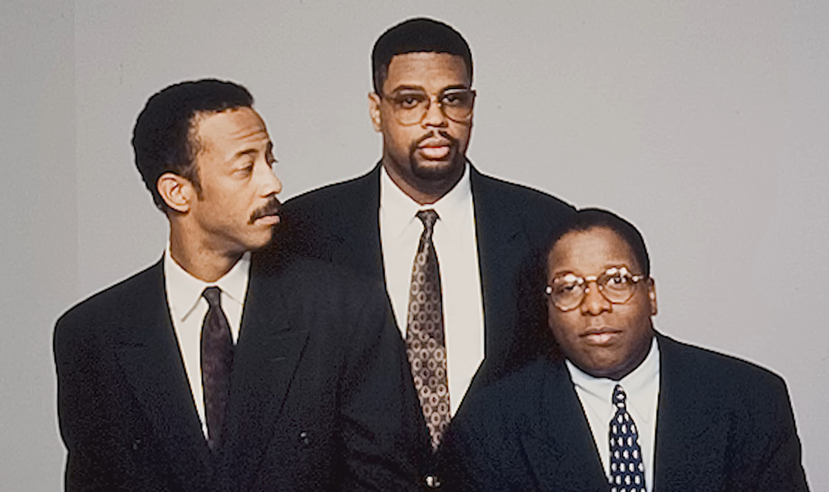 Denys Cowan, Dwayne McDuffie e Derek T. Dingle indossano abiti e cravatte in un'immagine per The Milestone Generation della HBO