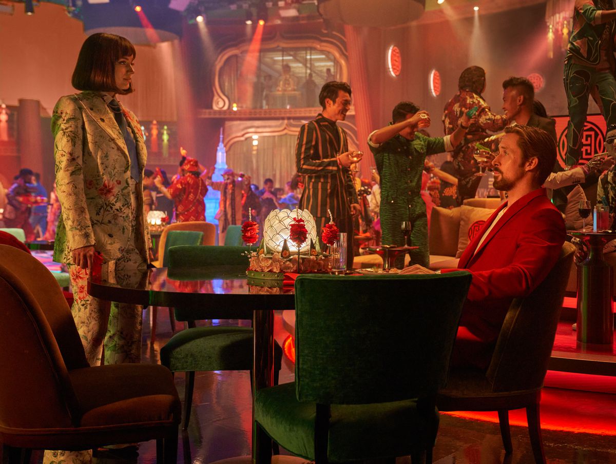 Ana de Armas si avvicina a Ryan Gosling in un ristorante di lusso in The Grey Man di Netflix