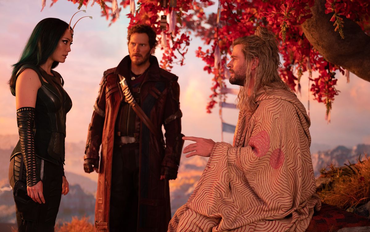 Thor in una rapina in cima a una montagna, parla con Peter Quill e Mantis in Thor: Love and Thunder 