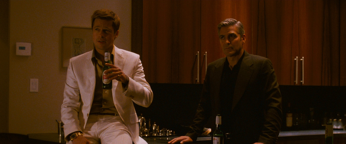 Brad Pitt e George Clooney si godono una bibita fresca in Ocean's 13