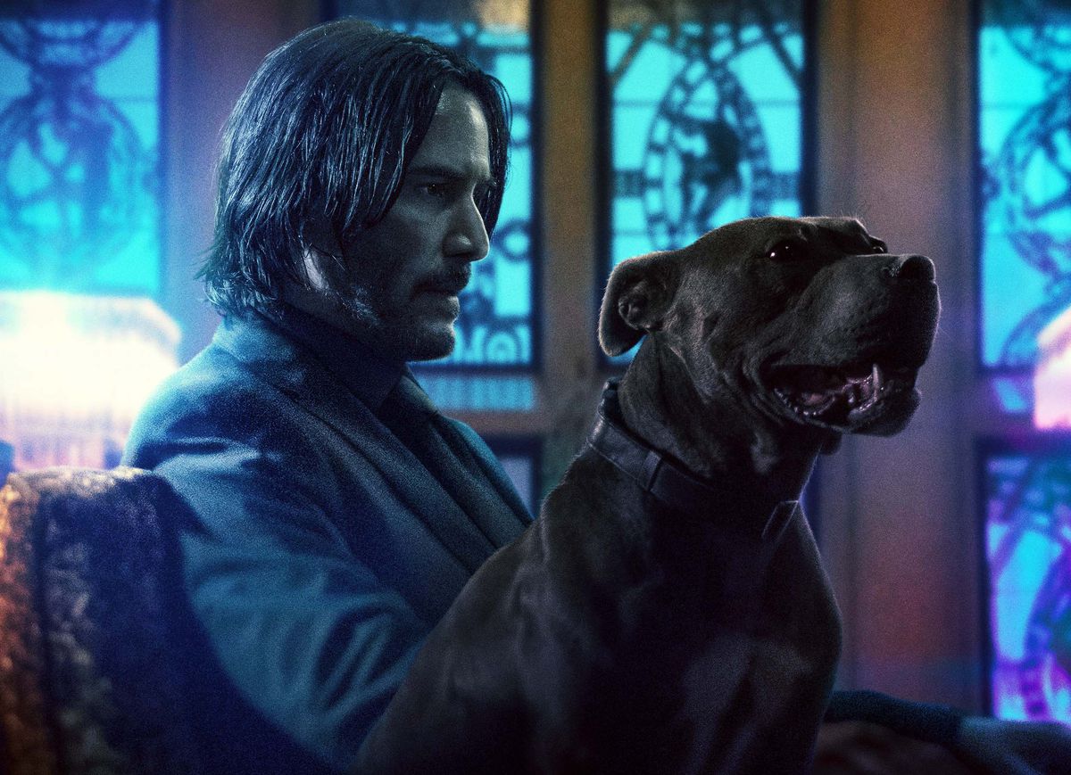 John Wick (Keanu Reeves) con un cane.