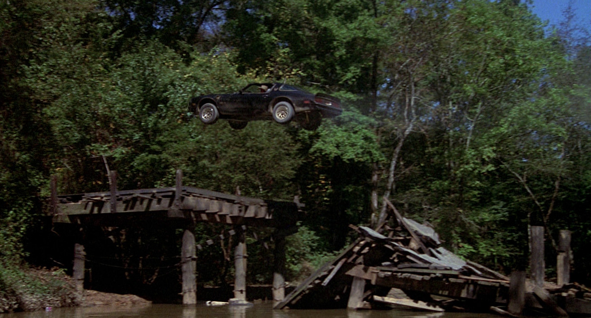Un'auto fa un salto su un ponte in Smokey and the Bandit.