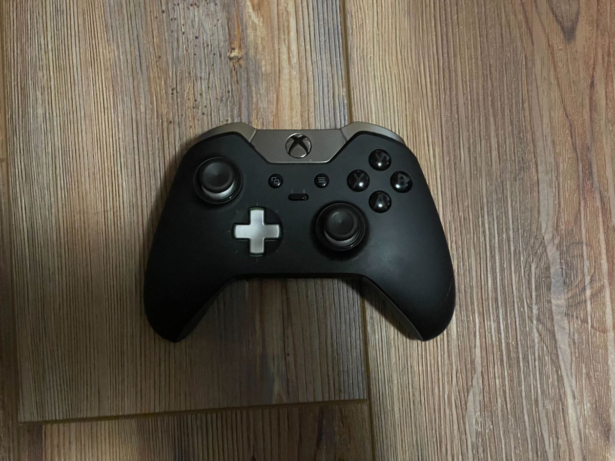 Un controller Xbox Elite Series 1 si trova su un pavimento in legno