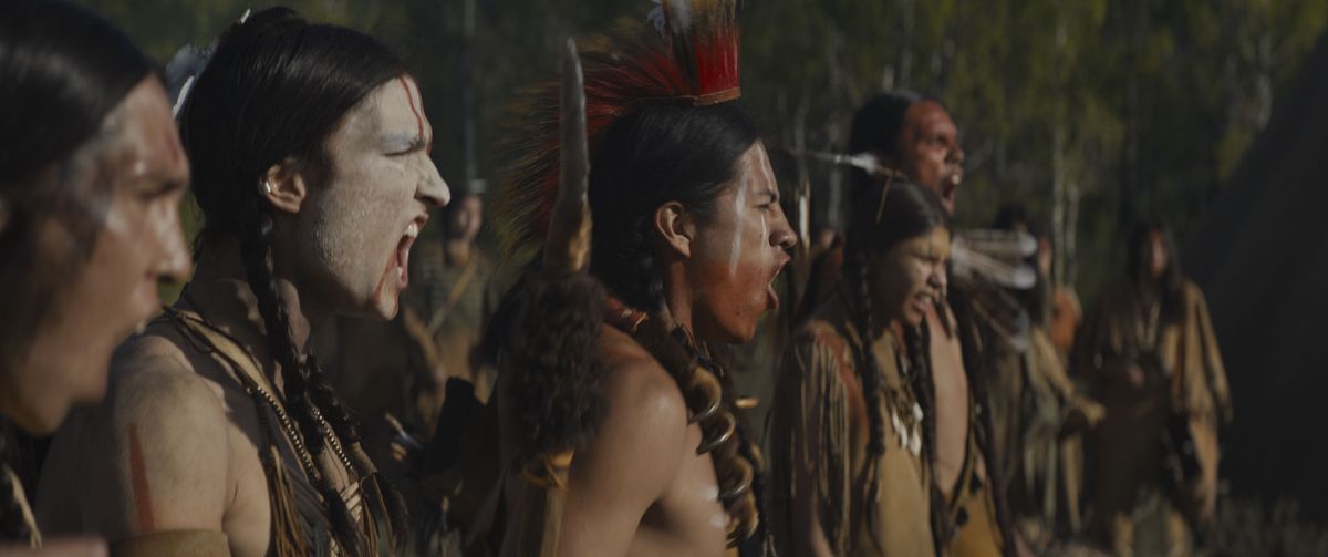 I membri della tribù di Naru si mettono in fila e gridano qualcosa fuori campo in Prey