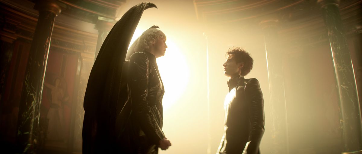 Dream fissa Lucifero in una luce brillante in The Sandman di Netflix.