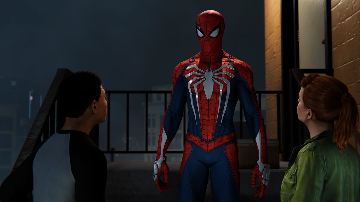 Miles Morales (a sinistra) e Mary Jane Watson (a destra) parlano con il loro amico Spider-Man (al centro)
