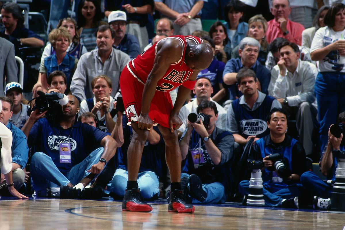 Michael Jordan si è chinato con le mani sulle ginocchia in Game of the NBA Finals 1997