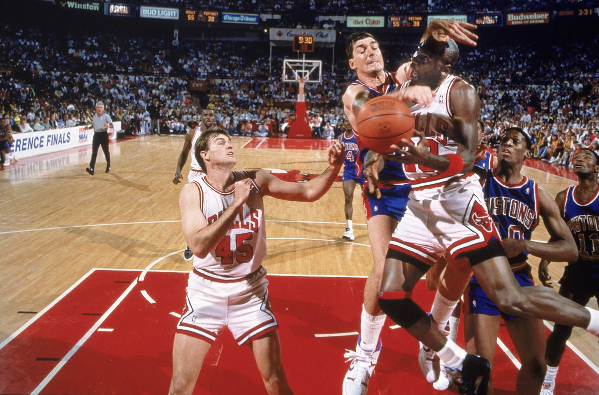 Michael Jordan tenta un layup mentre Bill Laimbeer lo colpisce duramente nelle finali della NBA Eastern Conference del 1990