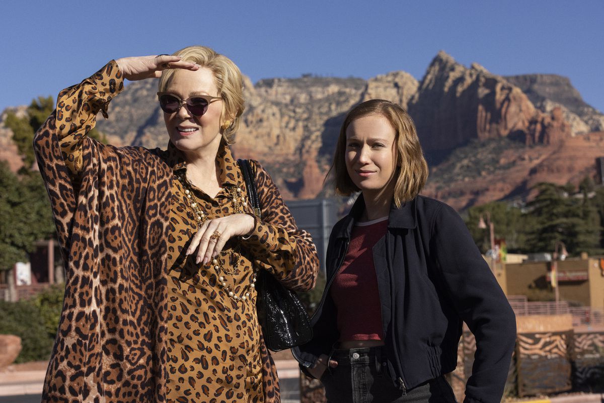 Deborah e Ava si trovano nel deserto nella seconda stagione di Hacks di HBO Max.