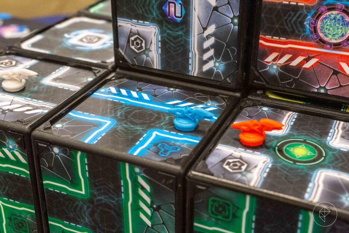 I giocatori rosso e blu si sfidano a vicenda in cima a un cubo in Reality Shift