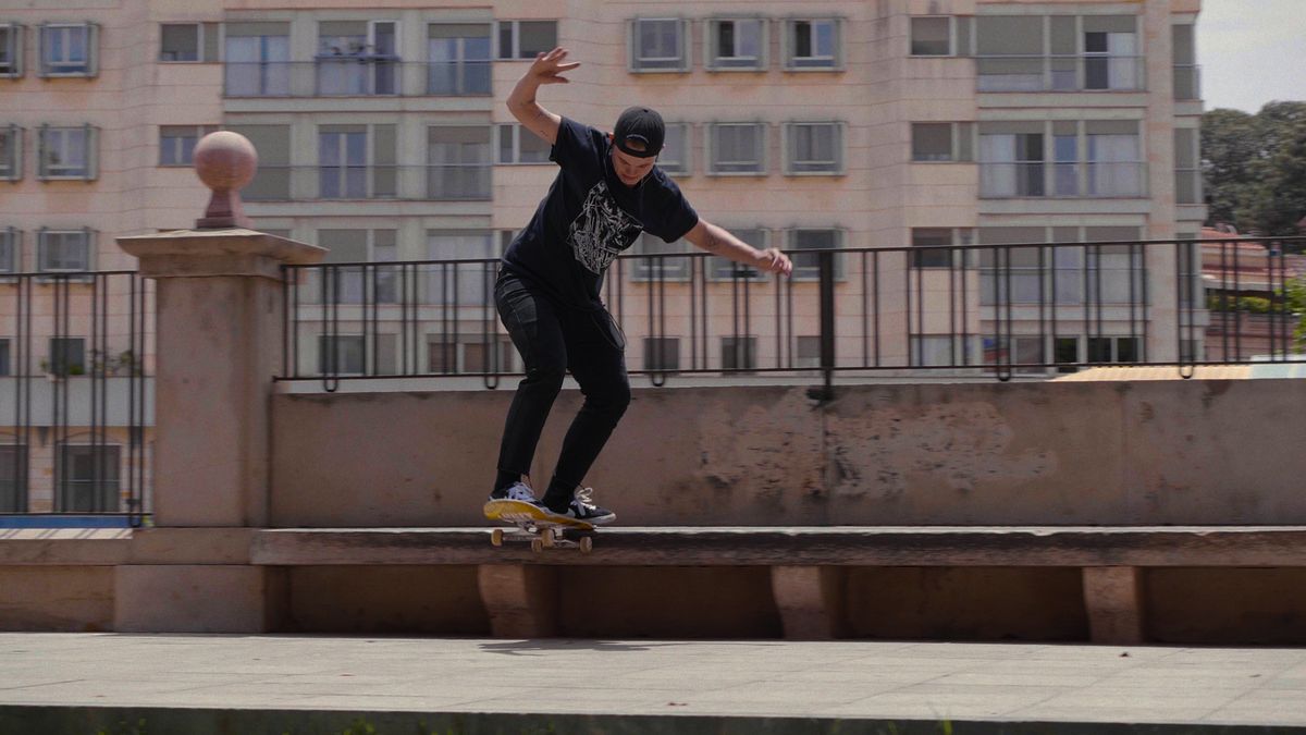 Leo Bakers macina il suo skateboard su una panchina in Stay on Board: The Leo Baker Story.