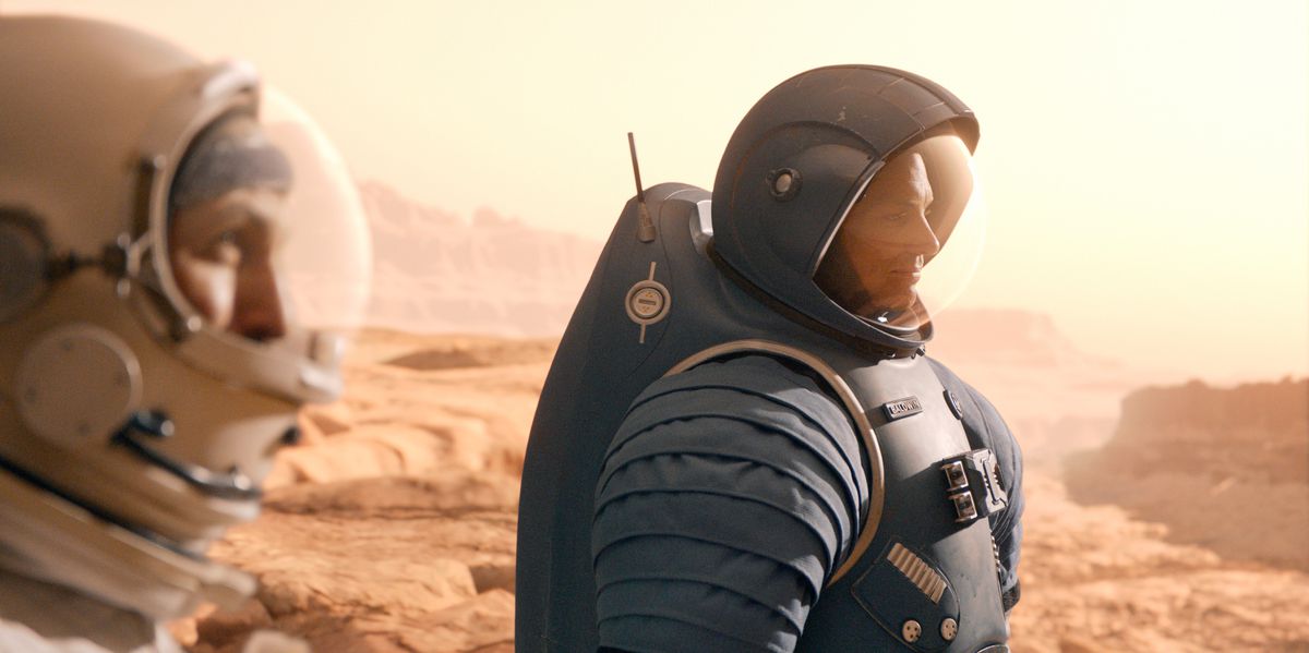 Due astronauti in For All Mankind che guardano il paesaggio marziano