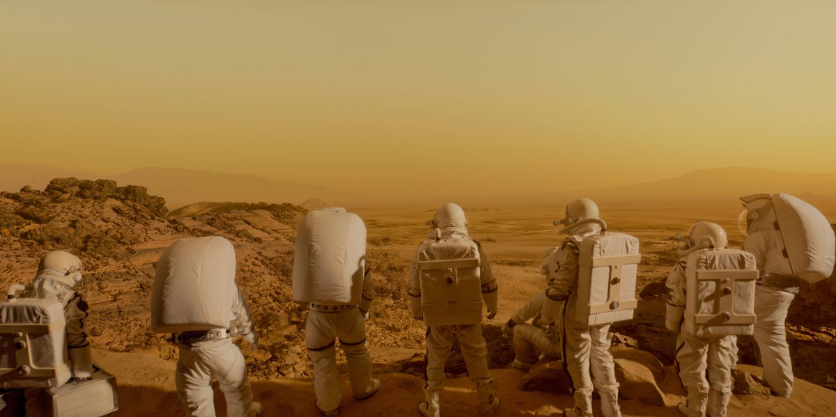 Un gruppo di astronauti che guardano Marte