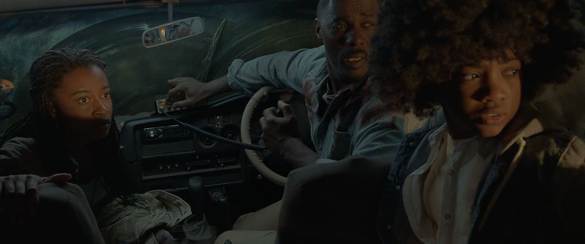 Idris Elba, Iyana Halley e Leah Jeffries sembrano spaventati in macchina di notte a Beast