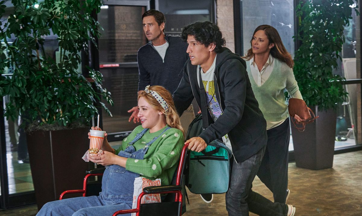 Gabe (Danny Ramirez) porta Natalie (Lili Reinhart) incinta in ospedale su una sedia a rotelle, mentre i suoi genitori Rick (Luke Wilson) e Tina (Andrea Savage) corrono insieme in Look Both Ways.