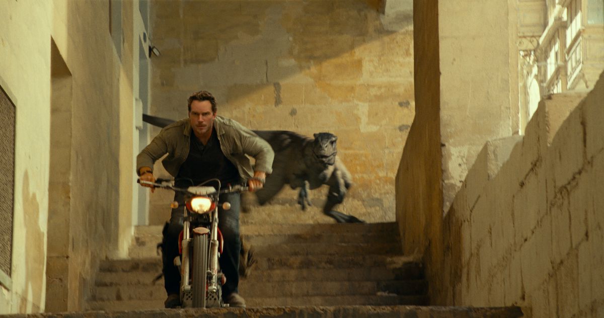 Un rapace insegue Chris Whatshisname su una moto in Jurassic World: Dominion