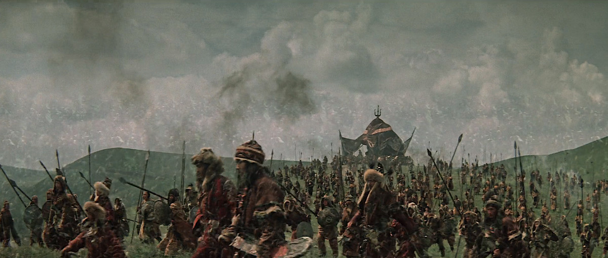 Un vasto campo di guerrieri in marcia verso la battaglia, che inizia a svanire in un secondo esercito sparato, a Ilya Muromets