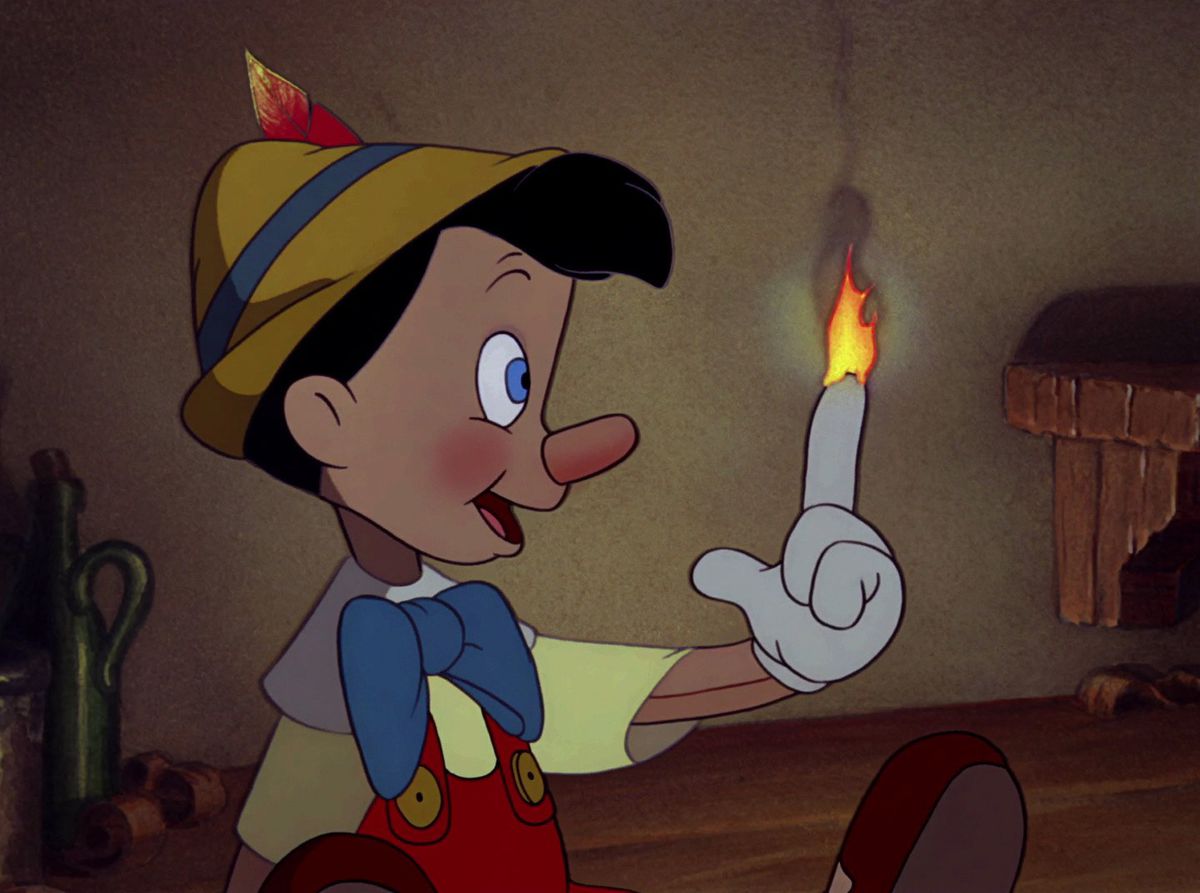 Pinocchio guarda con disinvoltura il suo dito fiammeggiante