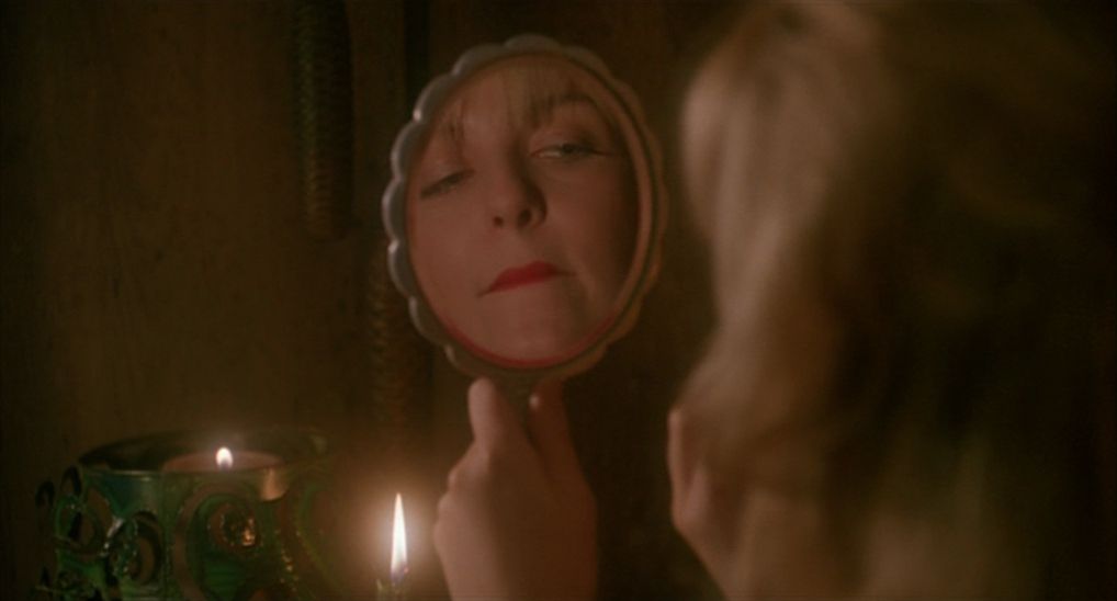 Laura Palmer si guarda allo specchio in Twin Peaks: Fire Walk with Me