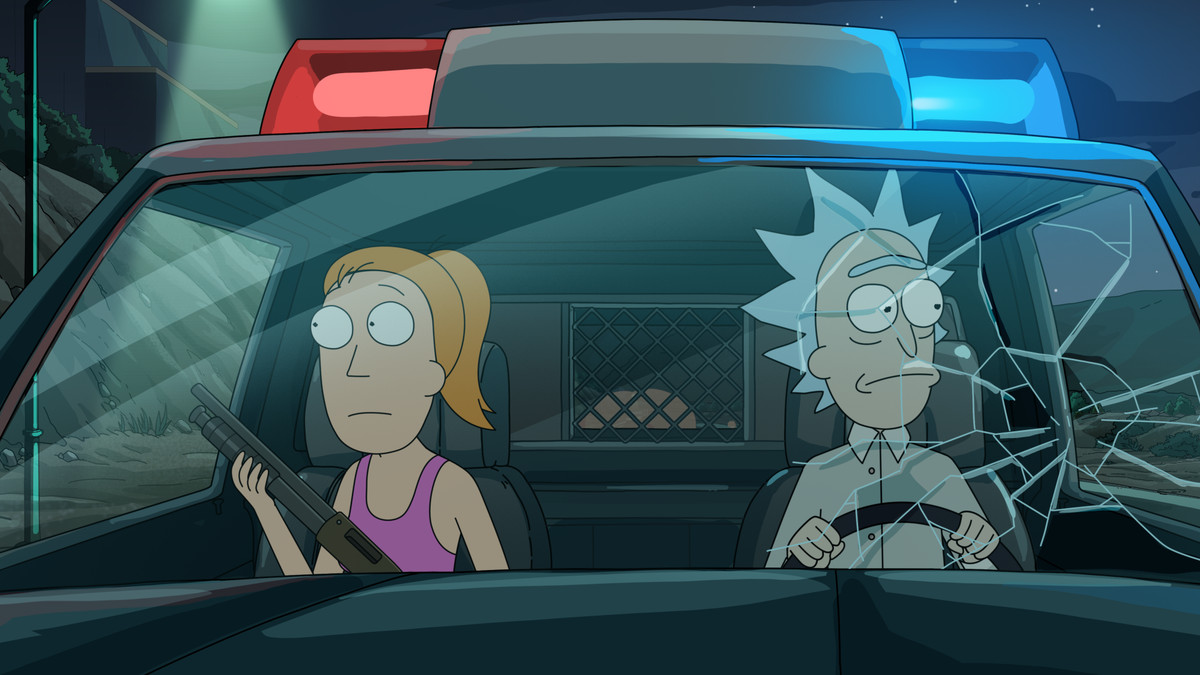 Summer e Rick seduti in un'auto della polizia con il finestrino anteriore sparato;  Rick guarda alla sua sinistra dal posto di guida, mentre Summer tiene in mano un fucile e guarda alla sua destra sul sedile del passeggero