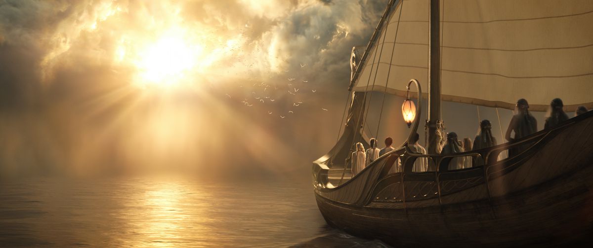 Una barca si diresse verso uno sprazzo di sole all'orizzonte tranquillo con elfi radunati sul ponte a guardare gli uccelli che volano nello sprazzo di sole in Il Signore degli Anelli: Gli anelli del potere