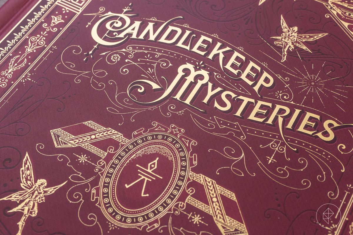 Un primo piano della copertina della versione artistica alternativa di Candlekeep Mysteries.