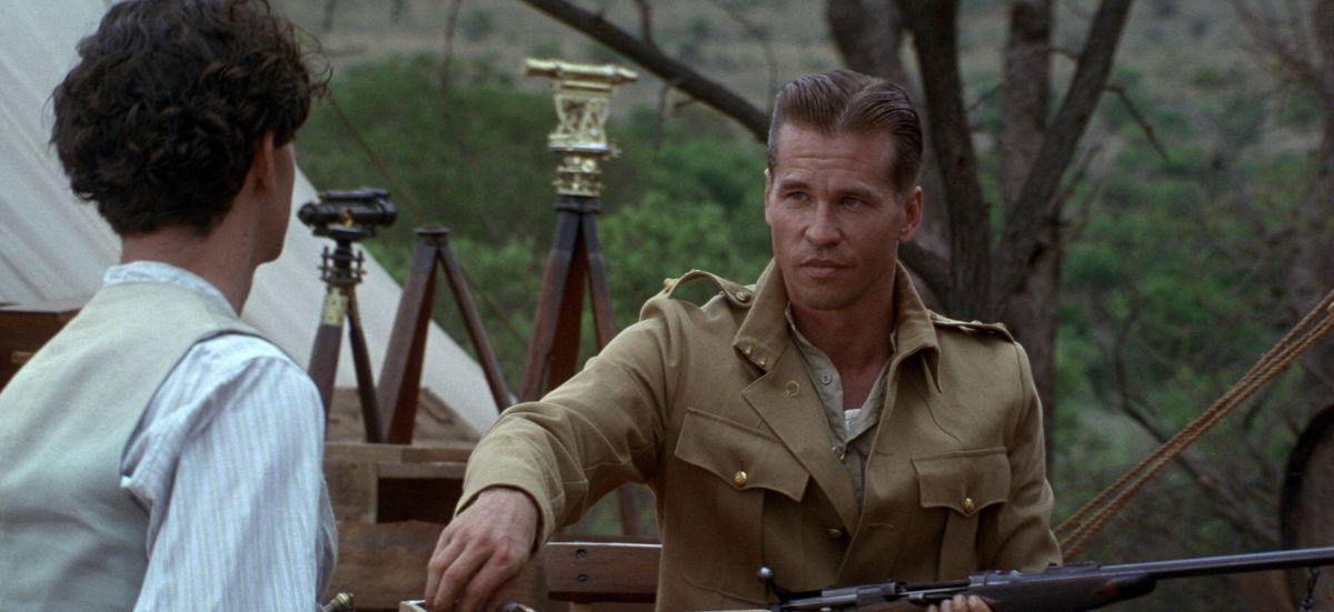 Val Kilmer, in uniforme dell'esercito britannico, carica il suo fucile in The Ghost and the Darkness