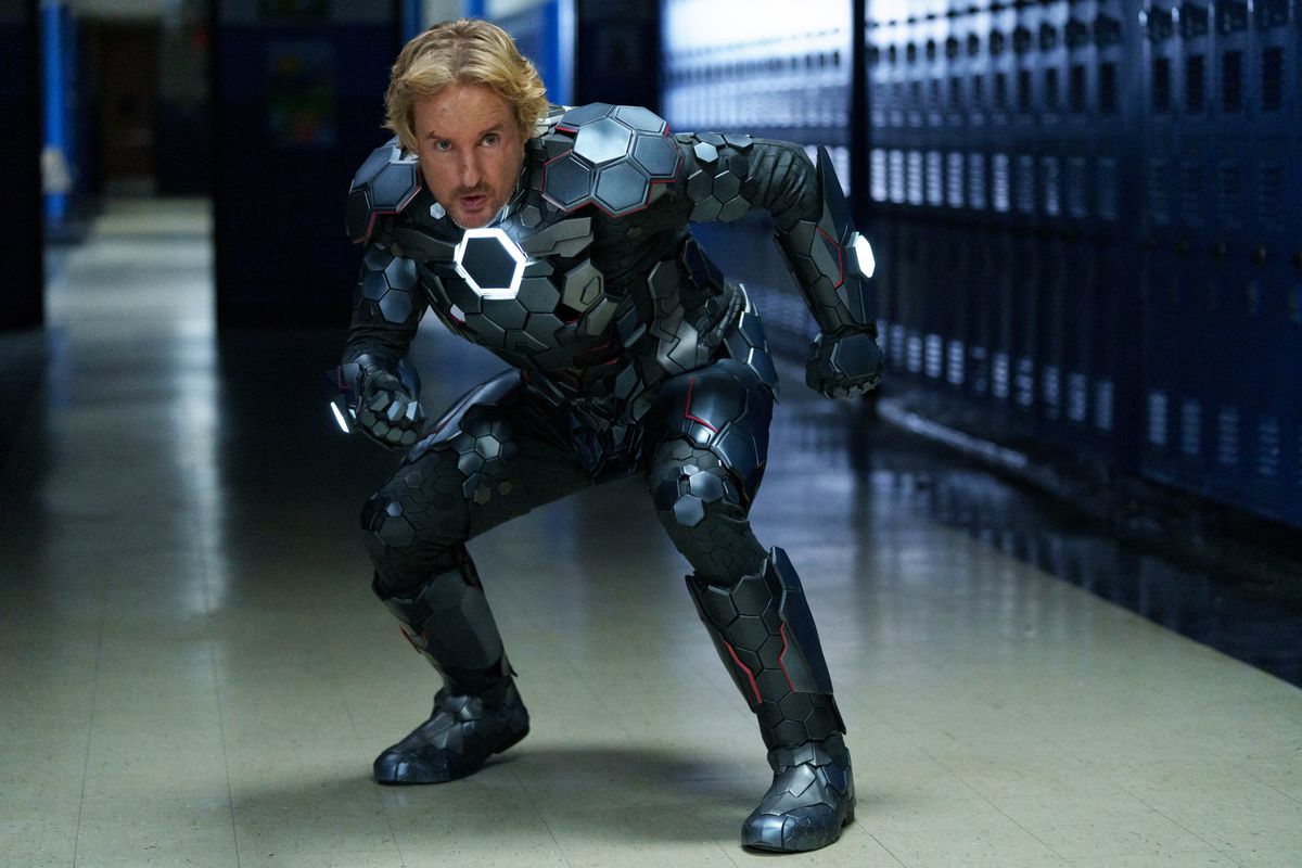 Owen Wilson nella sua super tuta del Quartier Generale Segreto, che assomiglia più o meno all'armatura grigia di Iron Man, con più segmentazione