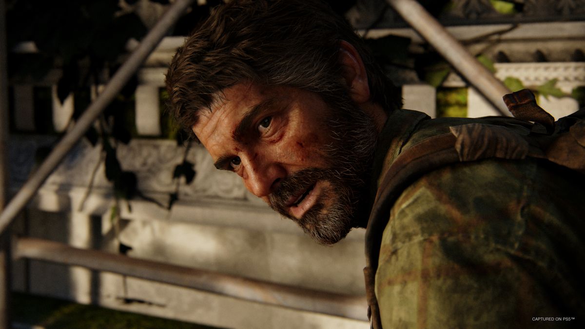 Joel si sporge in una foto di The Last of Us Part 1, catturata su PS5