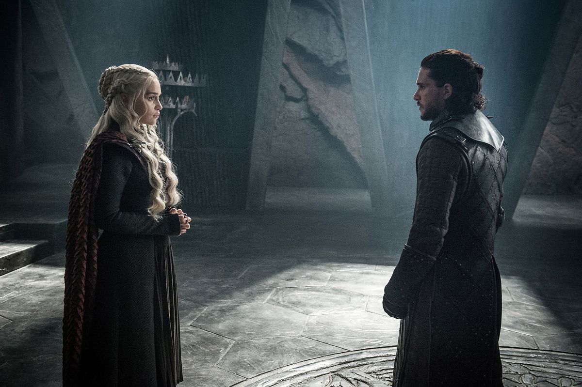Daenerys e Jon Snow di Il Trono di Spade si trovano in una grande stanza di pietra l'uno di fronte all'altro