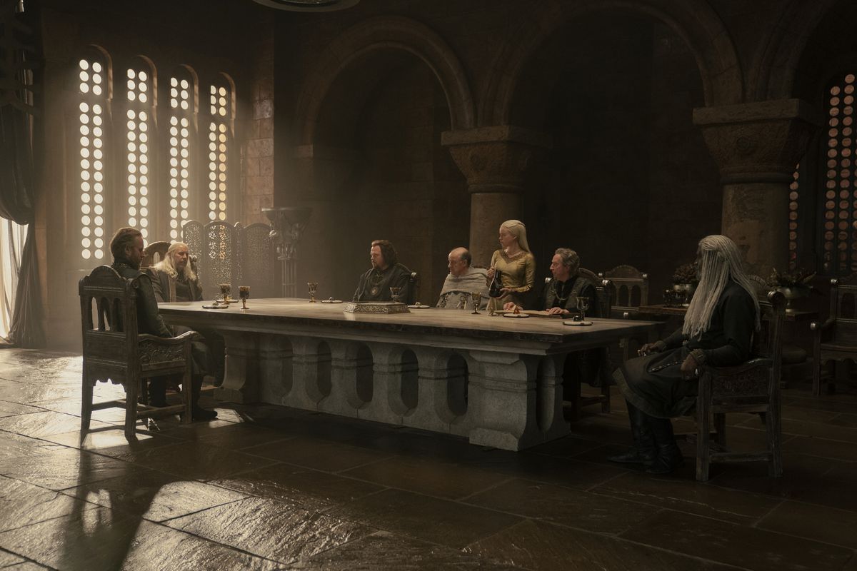 La riunione del Piccolo Consiglio con Rhaenyra in piedi al tavolo