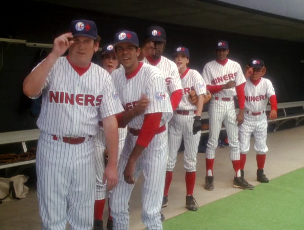 L'equipaggio di Deep Space Nine indossa uniformi da baseball.