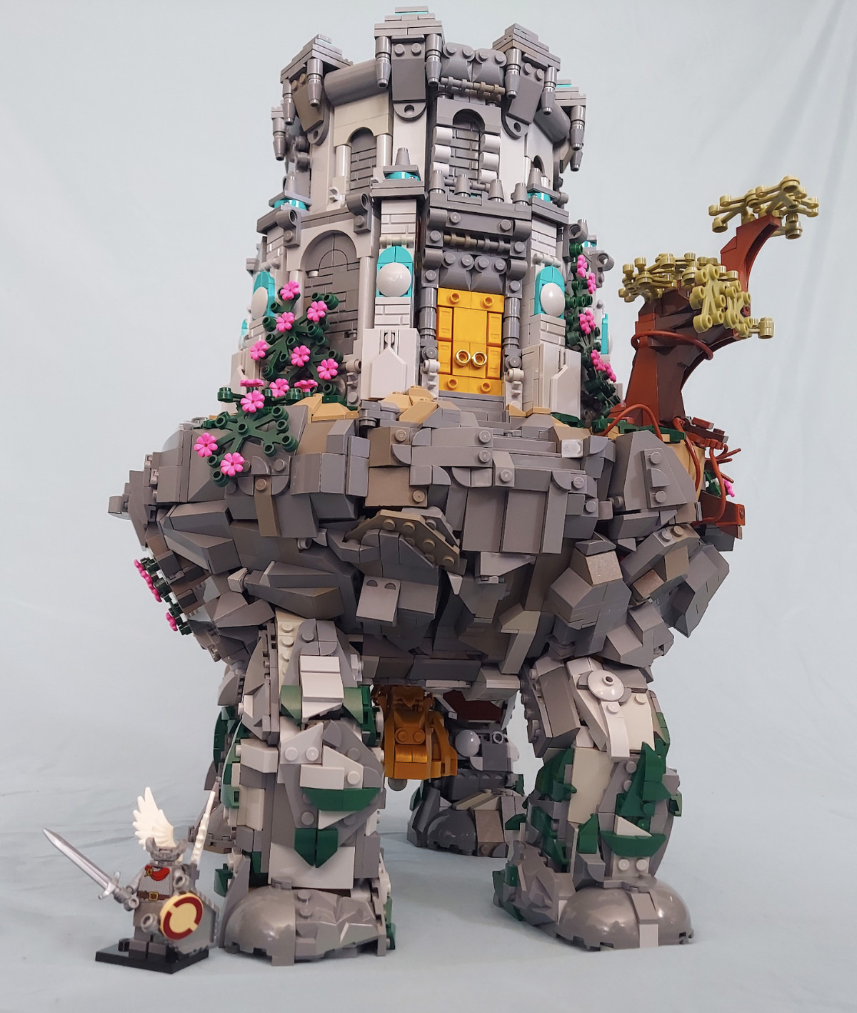 Una versione Lego del Mausoleo Errante di Elden Ring, completo di gambe e campana sul ventre.