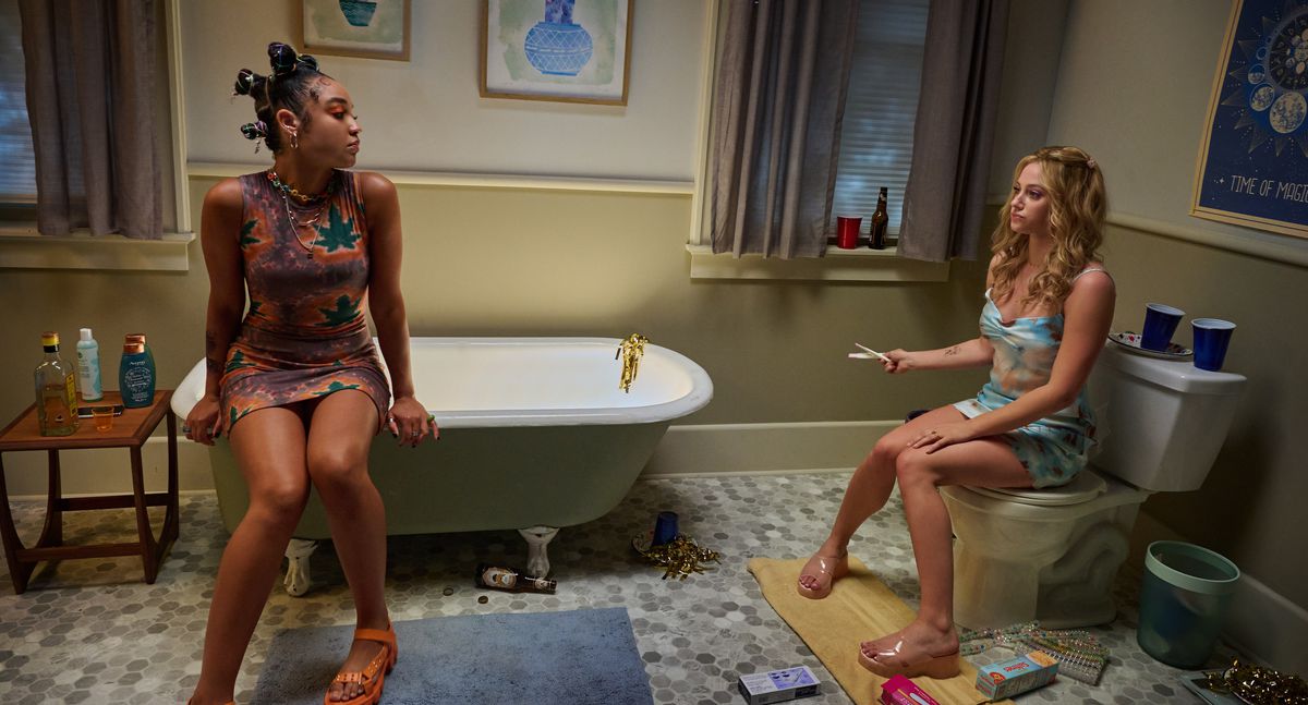 Cara (Aisha Dee) e Natalie (Lili Reinhart) siedono insieme in bagno in Look Both Ways.