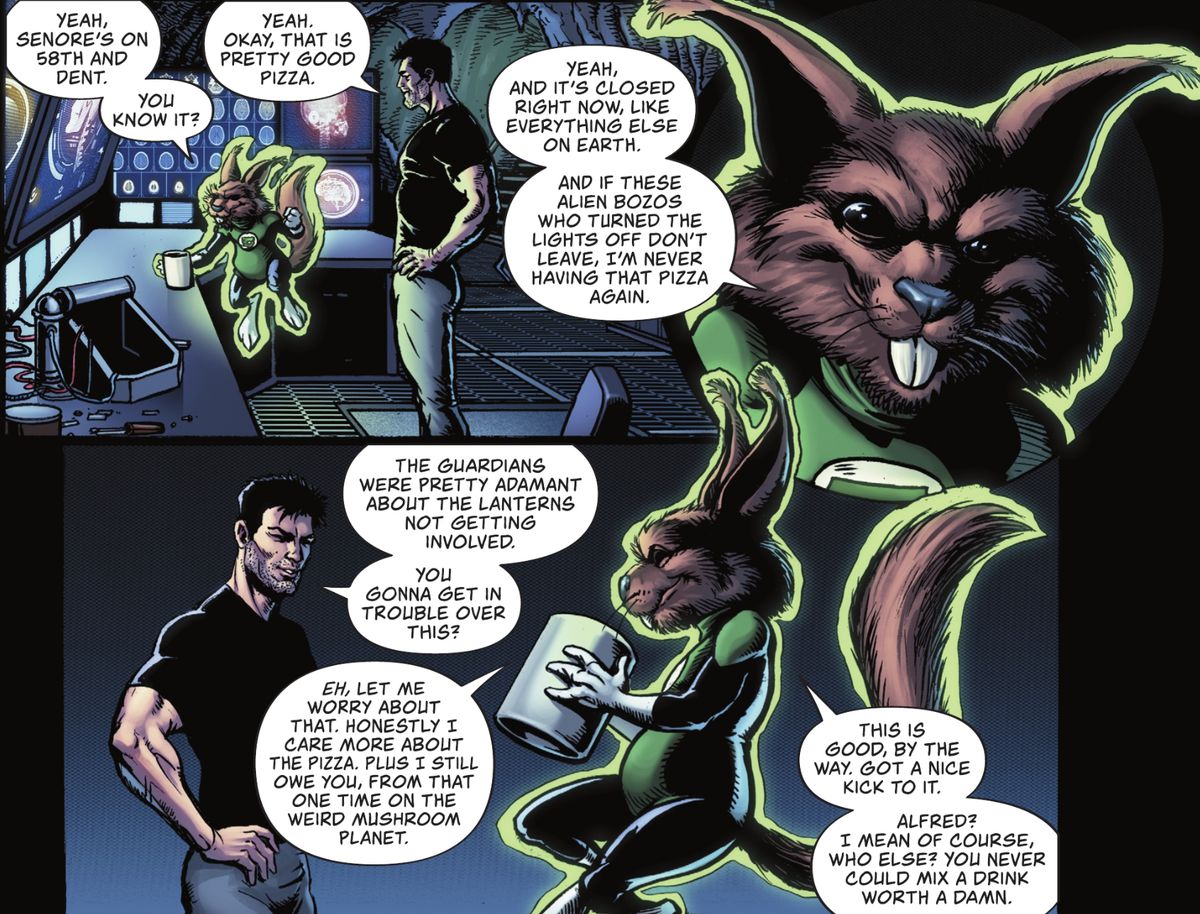 Batman chiacchiera con D'ayl, una Lanterna Verde aliena simile a uno scoiattolo, nella Batcaverna.  Discutono della migliore pizzeria di Gotham, della minaccia aliena per la terra, e D'ayl sorseggia una tazza in Batman: Fortress # 4 (2022). 