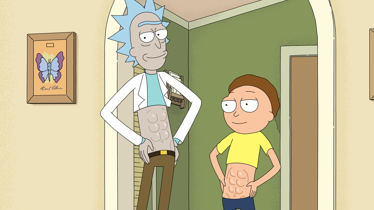 Rick e Morty in piedi con le mani sui fianchi con le magliette tagliate in modo da poter vedere i loro pacchi da sei