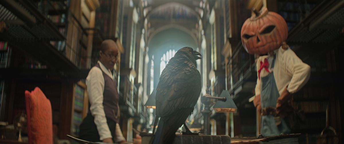 Matthew the Raven in primo piano mentre parla con Merv e Lucienne nella biblioteca del Dreaming