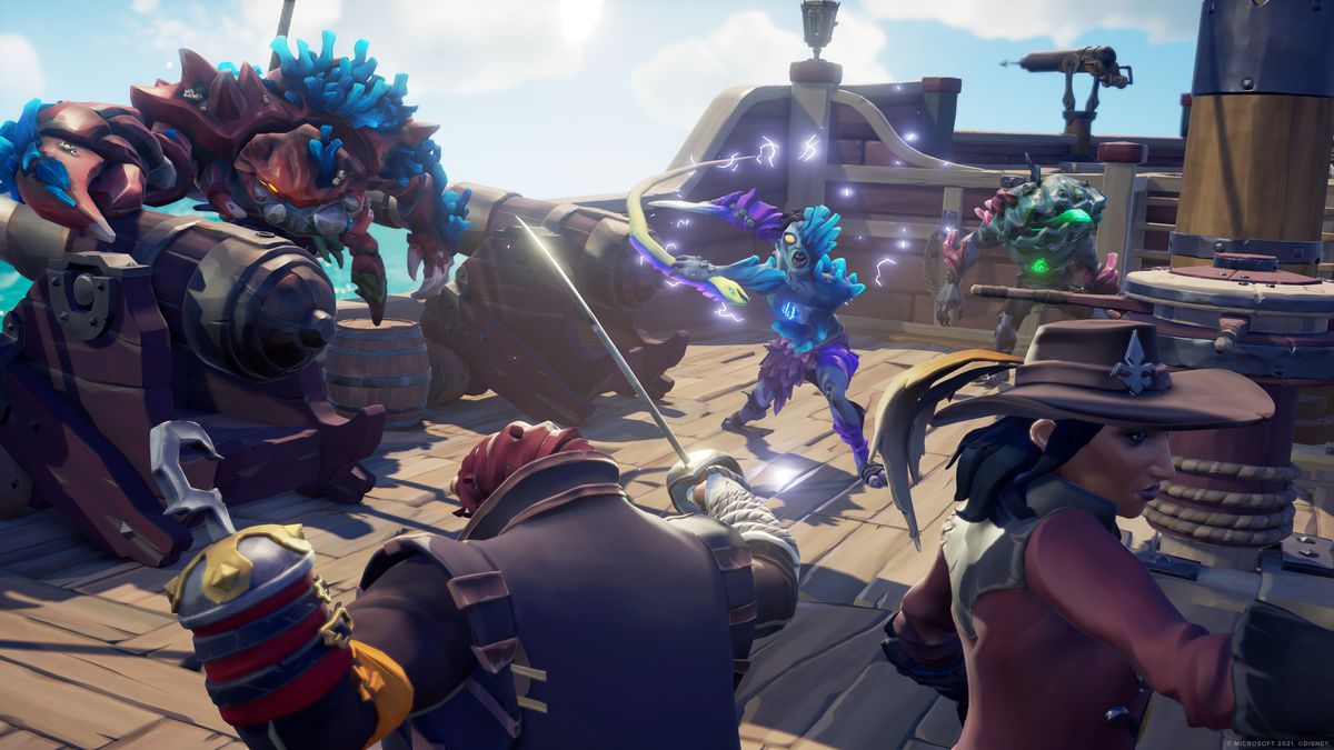 Sea of ​​Thieves - I pirati a bordo di una nave combattono le bestie coralline dei mari.