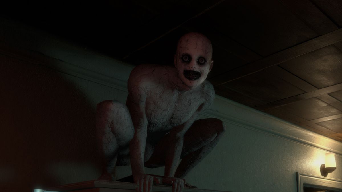 un terrificante demone si appollaia sopra un armadietto nell'officina dell'obitorio nel videogioco The Mortuary Assistant.
