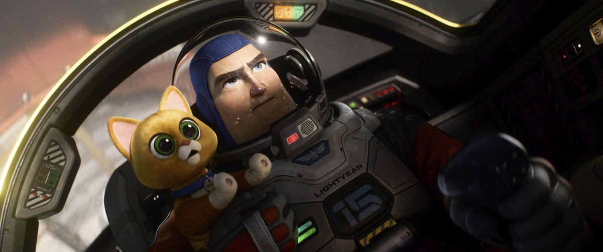 Buzz Lightyear in una cabina di pilotaggio con un robot gatto