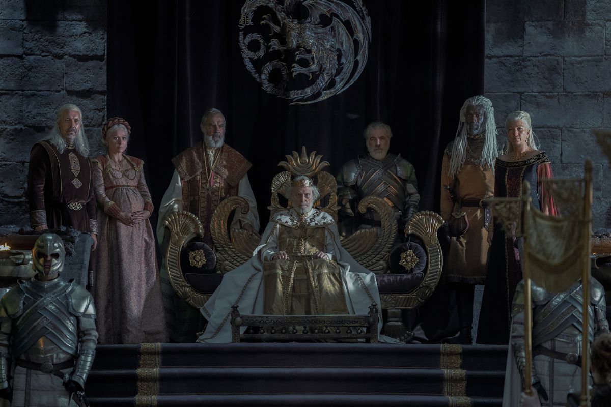 La famiglia reale nella Casa del Drago, riunita intorno a Jaehaerys sul trono