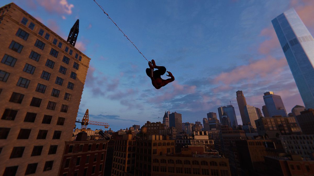 Spider-Man oscilla per Manhattan durante il tramonto in Marvel's Spider-Man su PC