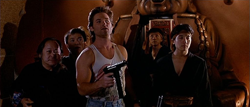 Kurt Russell impugna un fucile mitragliatore in Big Trouble in Little China.