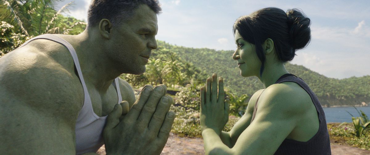 Hulk e She-Hulk si inchinano l'un l'altro con le mani in posizione di preghiera in She-Hulk: Attorney at Law