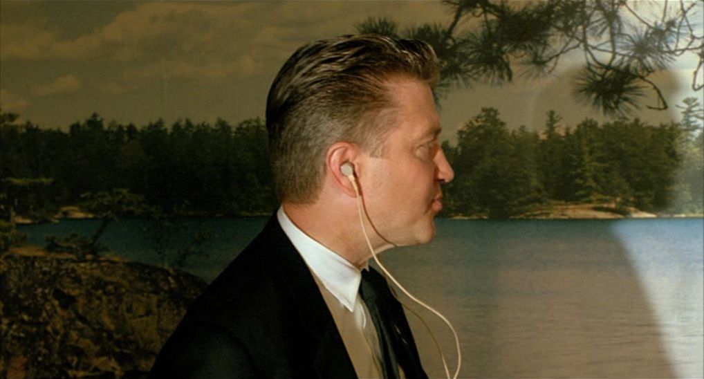 David Lynch guarda di lato in Twin Peaks: Fire Walk with Me.