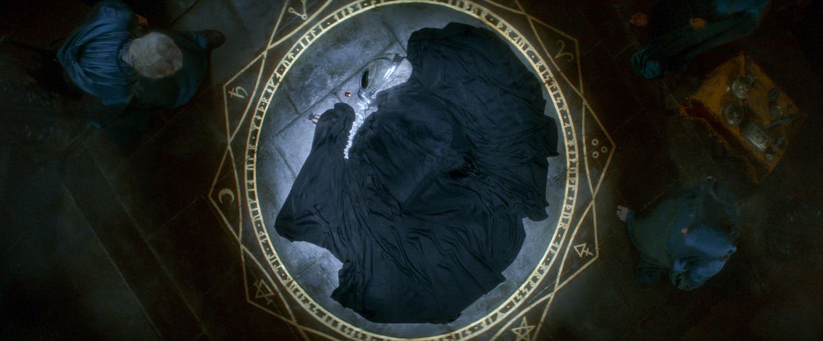 Dream, con indosso elmo e tunica, viene catturato nel circolo occulto in The Sandman di Netflix