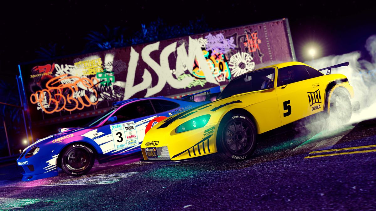 GTA Online: due auto sportive si mettono in moto, pronte per una corsa sotterranea, contro un muro di vivaci graffiti