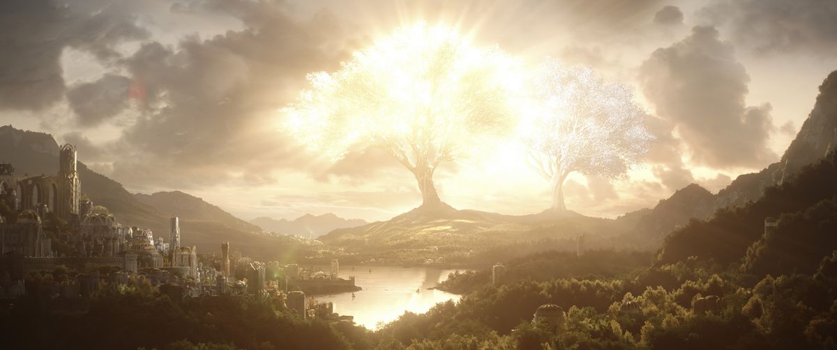 Una grande città elfica a Valinor, con una vista di due alberi assolutamente enormi attraverso un lago dagli edifici.  Uno brilla di luce dorata, l'altro è un argento più tenue.  Da Il Signore degli Anelli: Gli anelli del potere.