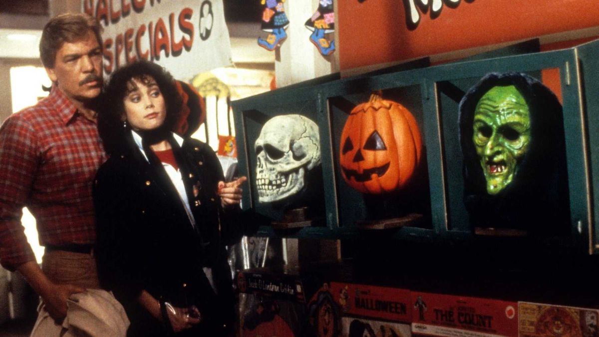 Tom Atkins nei panni del dottor Dan Challis e Stacey Nelkin nei panni di Ellie Grimbridge in Halloween III: La stagione della strega.